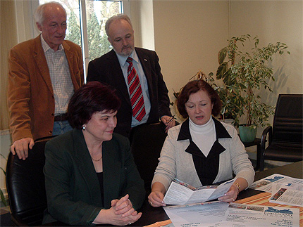 R&uuml;gens Landr&auml;tin Kerstin Kassner (r), sichtet mit den Gesch&auml;ftsf&uuml;hrern des 
DRK R&uuml;gen und Stralsund, Gerhard Konermann und Dagmar Wegner, sowie Burkhard 
P&auml;schke vom DRK R&uuml;gen die Flyer und Plakate f&uuml;r die Ehrenamtmesse (v.r.n.l.).