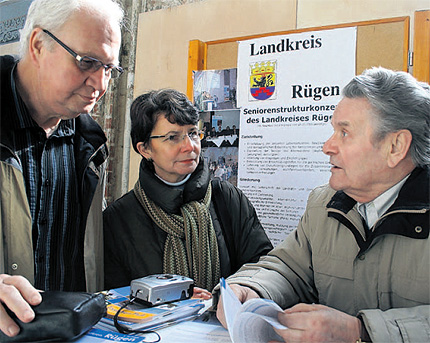 Helga und Kurt Frey aus Klausdorf kamen mit Manfred Schittko ins Gespr&auml;ch, der   als Ehrenvorsitzender des Seniorenbeirats am Sonnabend bei der Ehrenamtsmesse   den Verein vetrat.
