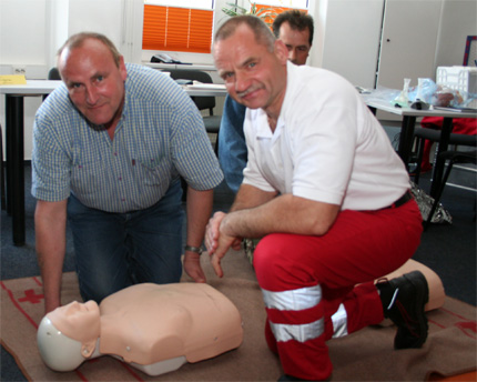 Karsten Lux, Ausbildungsbeauftragter im Kreisverband R&uuml;gen e.V. (DRK), demonstriert bei der Fortbildung von Betriebshelfern das Auffinden einer bewusstlosen Person