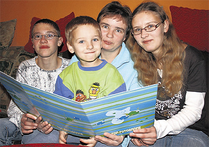 Familie Fetting bedankt sich herzlich für das Geld aus dem DRKHilfsfonds. Mama Heike Fetting (41) mit ihren drei Kindern (v. l.) Kay (14), Fabian (5) und Dana (19) Familie Fetting bedankt sich herzlich für das Geld aus dem DRKHilfsfonds. Mama Heike Fetting (41) mit ihren drei Kindern (v. l.) Kay (14), Fabian (5) und Dana (19)