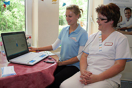 Thekla Schmidt vom Aktivital Team &uuml;berpr&uuml;ft bei Pflegedienstleiterin Katrin   Wollmann mit modernsten Ger&auml;ten die Herzratenstabilit&auml;t. Der Computer l&auml;sst sich   nicht beirren und zeigt jede noch so kleine Abweichung zwischen Herzschlag,   Atmung und Entspannung an