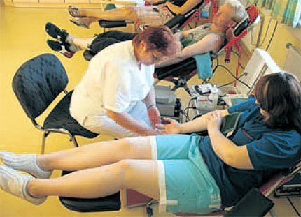 Marie Lehmann (20) aus Bergen l&auml;sst sich von Schwester Regina aus Stralsund Blut abzapfen. Leider gibt es zu wenige Spender wie Marie im Nordosten