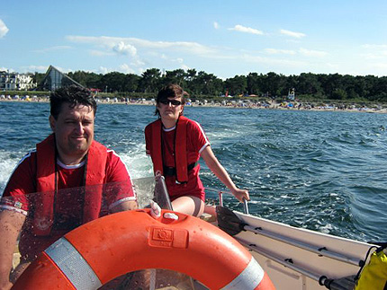 Bootsf&uuml;hrer und Wachleiter Dirk Junghans sowie Anna Gernhardt auf Patrouillenfahrt an der Tromper Wiek