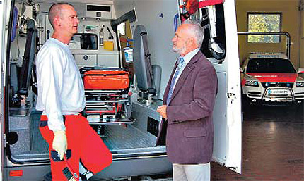 Der Gesch&auml;ftsf&uuml;hrer des DRK-Kreisverbandes Gerhard Konermann im Gespr&auml;ch mit dem Rettungsassistenten Steffen Mayn