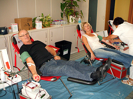 Wolfgang M&ouml;ser gemeinsam mit Ehefrau Kathrin bei der Spende