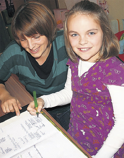 Lara M&ouml;ller (10) ist eine gute Sch&uuml;lerin. Sie hat &uuml;berall Einsen und Zweien auf dem Zeugnis. Wenn es doch mal irgendwo Schwierigkeiten gibt, hilft Mama Alexandra M&ouml;ller (34) bei den Hausaufgaben. Lara geht in die 5. Klasse an der Regionalen Schule am Gr&uuml;nen Berg in Bergen.