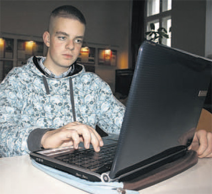 Julien (16) im Aufenthaltsraum am IT-College. Den Laptop hat er sich extra f&uuml;r die Ausbildung geleistet. Auf der zweist&uuml;ndigen Busfahrt morgens zur Schule schaut Julien gerne Filme an.