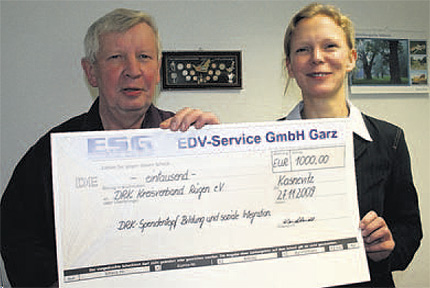 1000 Euro f&uuml;r bed&uuml;rftige Kinder der Insel von der EDV Service GmbH Garz. Gesch&auml;ftsf&uuml;hrer Reinhard Wendlandt und Tochter Antje Wendlandt, Leiterin Marketing/Vertrieb, &uuml;berreichen den Scheck an die OZ.