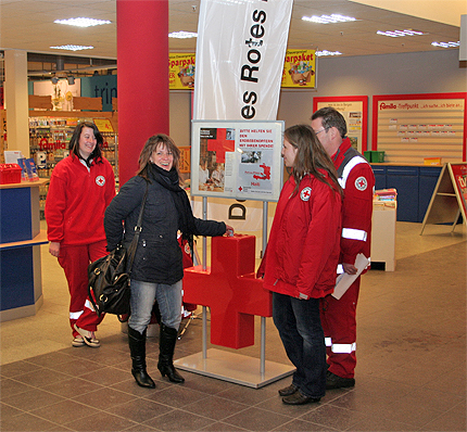 Die ehrenamtlichen Helfer des DRK sammelten am Sonnabend im Famila-Markt in Bergen 1673 Euro f&uuml;r die Erdbebenopfer in Haiti.