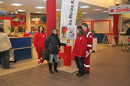 Die ehrenamtlichen Helfer des DRK sammelten am Sonnabend im Famila-Markt in Bergen 1673 Euro f&uuml;r die Erdbebenopfer in Haiti.