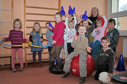 Vorschulgruppe der Kita "Br&uuml;derchen und Schwesterchen" mit Leiterin der Einrichtung Elvira Weinerowsky.