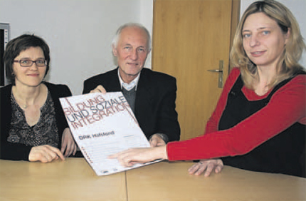 Silke D&ouml;ring (v.l.), von der AWO-Familienberatung in Bergen, Burkhard P&auml;schke, Pressesprecher des DRK und Kathrin Gloede vom E-Werk in Sassnitz bei der Auswertung der OZ-Weihnachtsaktion.