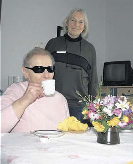 Kaffee trinken, Kl&ouml;nen und gemeinsam lachen: Christine Seegers besucht einmal pro Woche Elisabeth Micheels im DRK-Pflegeheim Rotensee. Die Vorsitzende der DRK-Ortsgruppe Bergen ist ehrenamtlich f&uuml;r Senioren da.