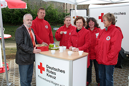 R&uuml;gens Landr&auml;tin st&auml;rkt Ehrenamtlern beim DRK den R&uuml;cken.