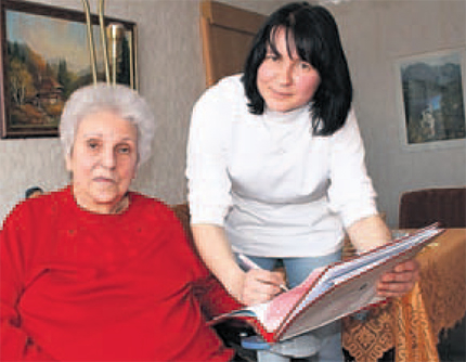 Note eins f&uuml;r die DRK-Sozialstation Bergen: Zwei Mal pro Woche kommt Schwester Carmen (41) zu Wally Jacke, um ihr die F&uuml;&szlig;e zu baden. Weil die 73-J&auml;hrige Multiple Sklerose hat, kann sie sich kaum bewegen.