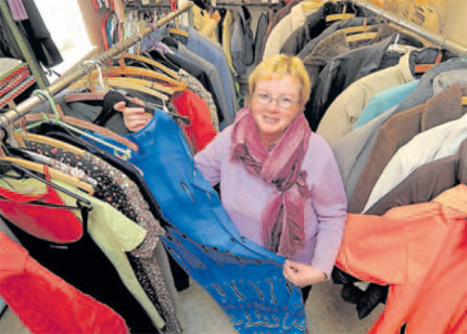 Gro&szlig;e Auswahl f&uuml;r Bed&uuml;rftige: Mitarbeiterin Elke Hardt (53) in der DRK-Kleiderkammer in der Rostocker Augustenstra&szlig;e.