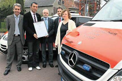 Jan-Hendrik Hartl&ouml;hner (2. v. l.) &uuml;berreicht das Zertifikat an den DRK-Vorsitzenden Andreas Bachmann (v. l.), Gesch&auml;ftsf&uuml;hrer Gerhard Konermann, Dr. Knut M&uuml;ller (&auml;rztlicher Leiter) und Landr&auml;tin Kerstin Kassner.