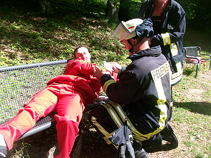 Ein Kamerad der FF Lohe-Rickelshof (Schleswig-Holstein) leistet dem Kameraden Stefan Senzek fachgerechte Erste Hilfe.
