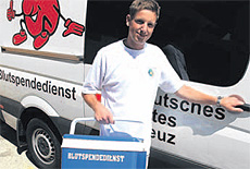 Zivildienstleistender Lukas Goerke (23) f&auml;hrt Blutkonserven zu onkologischen Praxen in Stralsund.