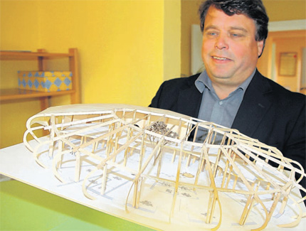 Sieht aus wie ein Stadion: Professor Martin Wollensak von der Hochschule Wismar pr&auml;sentiert das Modell des neuen Garzer Kindergartens. Nicht nur die Form ist extravagant. Der Neubau setzt landesweit Ma&szlig;st&auml;be in Sachen Umwelt- und Klimaschutz.
