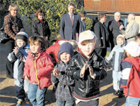 Sind schon ganz aus dem H&auml;uschen: Die M&auml;dchen und Jungen der DRK-Kindertagesst&auml;tte "Wildblume" in Garz freuen sich auf ihr neues Zuhause, f&uuml;r das im Fr&uuml;hjahr der Grundstein gelegt werden soll.