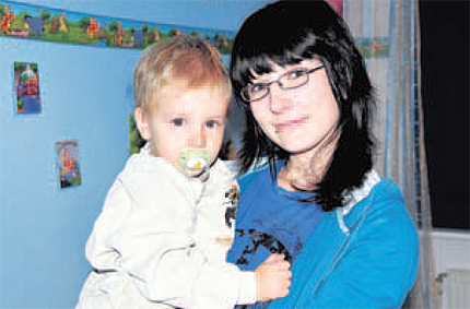 Vivien und ihr Sohn Jason haben bereits vom DRK-Hilfsfonds profitiert. Die junge Mutter bekam eine Unterst&uuml;tzung, die ihr half, den Schulabschluss zu realisieren.