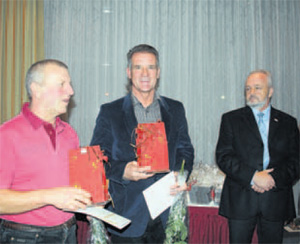 Die Rekord-Blutspender Herwart Br&uuml;sch (li.) und Fred Klinkenberg nehmen ihre Auszeichnungen entgegen. DRK-Gesch&auml;ftsf&uuml;hrer Gerhard Konermann (re.) gratuliert.