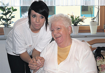 Isabell-Maria (15) besucht jeden Donnerstag Hildegard Gossing im DRK-Pflegeheim in Binz. &bdquo;Wir verstehen uns gut&ldquo;, freuen sich beide auf die Zeit, die die Sch&uuml;lerin und die Seniorin miteinander verbringen.