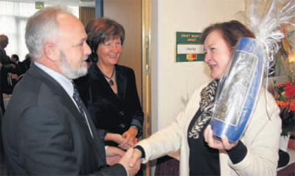 Auch Landr&auml;tin Kerstin Kassner (r.) gratulierte DRK-Gesch&auml;ftsf&uuml;hrer Gerhard Konermann, der gemeinsam mit seiner Frau Andrea gestern Vormittag im Bergener Parkhotel etwa 90 G&auml;steempfing.