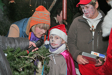 Kinder sagen Weihnachtsgedicht auf und werden vom Alten belohnt.