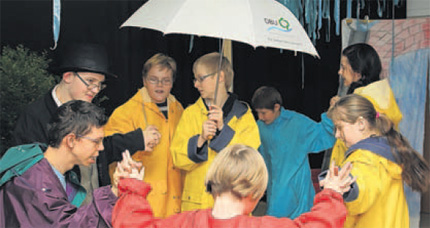 Tanzten im Regen und wurden doch nicht nass - die Theatergruppe an der DRK-Schule in Patzig begeisterte gestern das Publikum.