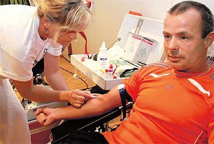 Roman Malig aus G&ouml;hren spendet in Baabe Blut. Damit dies weiter m&ouml;glich ist, werden Blutspende-Helfer gesucht.