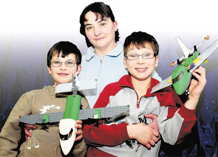 "Helfen bringt Freude": Der DRK-Hilfsfonds unterst&uuml;tzt auch Ines Wiek aus Altenkirchen und ihre Kinder Marcus (r.) und Malte