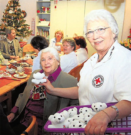 Die Ortsvorsitzende des DRK in Sagard, Hildegard Hacker, &uuml;berreichte Margot Westphal eine kleine Aufmerksamkeit.