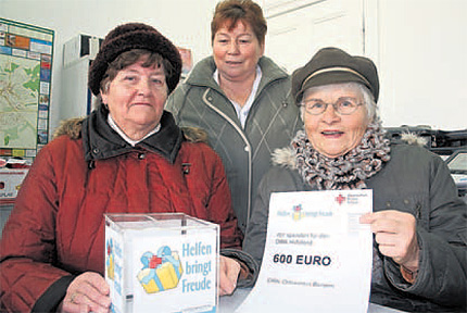 Haben beim DRK-Weihnachtsbasar in den R&uuml;gener Behindertenwerkst&auml;tten 600 Euro gesammelt: Vera Schmudde, Erika Ritter und Ursula Niejahr (v.l.) vom DRK-Ortsverein Bergen.