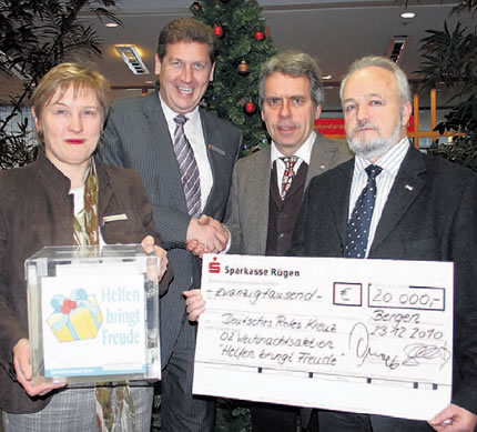 Haben beim DRK-Weihnachtsbasar in den R&uuml;gener Behindertenwerkst&auml;tten 600 Euro gesammelt: Vera Schmudde, Erika Ritter und Ursula Niejahr (v.l.) vom DRK-Ortsverein Bergen.