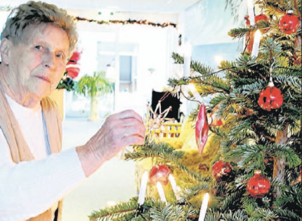 Haben beim DRK-Weihnachtsbasar in den R&uuml;gener Behindertenwerkst&auml;tten 600 Euro gesammelt: Vera Schmudde, Erika Ritter und Ursula Niejahr (v.l.) vom DRK-Ortsverein Bergen.