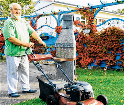 Bewohner Friedhelm hat dem Rasen im Garten des DRK-Heimes einen Herbstschnitt verpasst.
