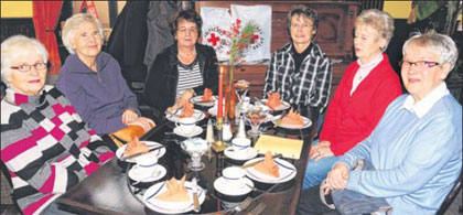 Die Lesepatinnen haben sich zu ihrer kleinen Weihnachtsfeier getroffen: (v.r.) Annemarie Weber, Bärbel Prütz, EllenWöller, Ingrid Jagnow, Bärbel Fritsche und Ursula Niejahr. Wer in den Kindertagesstätten vorlesen möchte, kann sich an die DRK-Geschäftsstelle in Bergen wenden.