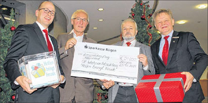 Sie freuen sich, den Scheck mit dem Rekordresultat der OZ-Weihnachtsaktion zu präsentieren: Die Sparkassen-Direktoren Heiko Gerdts (l.) und Herbert Ostermoor (r.) sowie Burkhard Päschke (2.v.l.) und Gerhard Konermann vom DRK. Erstmals wurde die 30 000-Euro-Marke geknackt