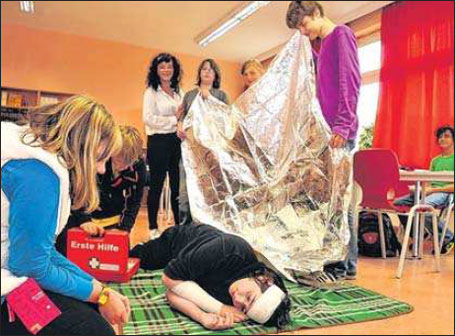 Tom hat sich in die stabile Seitenlage begeben. Die praktischen &Uuml;bungen machen ihm und seinen Mitsch&uuml;lern Spa&szlig;