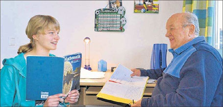 Gerhard Junghahn hilft Kerstin in Mathematik auf die Spr&uuml;nge, finanziert &uuml;ber Spenden der OZ-Aktion Helfen bringt Freude