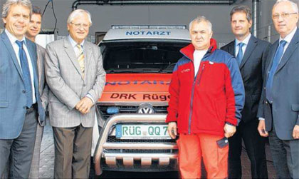 Andreas Bachmann, Vorsitzender DRK Rügen, JensWitschel, stellv. Geschäftsführer DRK, Dieter Mathis, Amtsvorsteher Amt Mönchgut-Granitz, Notarzt Akram Nassan, Dr. Knut Müller, ärztlicher Leiter DRK-Rettungsdienst und Vize-Landrat Lothar Großklaus beim Start des Pilotprojektes in Baabe