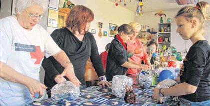 Mit Hammer am Grundstein: Andreas Bachmann, Vorsitzender des DRK-Kreisverbandes, beim symbolischen Akt am neu entstehenden Pflegeheim in Lauterbach