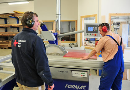 Jürgen Kalk und Matthias Mills in der Tischlerei der DRK-Werkstätten