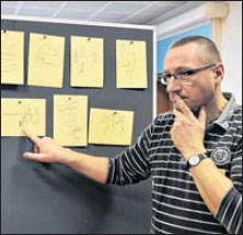 Burkhardt Schmidt weihte die Sch&uuml;ler in die Geheimnisse der Videoproduktion ein.