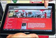 Mit Hammer am Grundstein: Andreas Bachmann, Vorsitzender des DRK-Kreisverbandes, beim symbolischen Akt am neu entstehenden Pflegeheim in Lauterbach