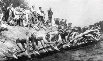 Bis 1952 erfolgte der Start vom Bahndamm in Lauterbach. Heute d&uuml;rfen maximal 350 Schwimmsportler am Wettkampf teilnehmen. Foto: privat