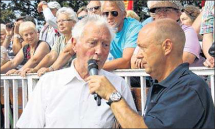 Der 80-j&auml;hrige Karl Stahnke (l.), hier im Interview mit DLRG-Chef J&ouml;rg Wienberg, gab in diesem Jahr den Startschuss auf dem Vilm ab.