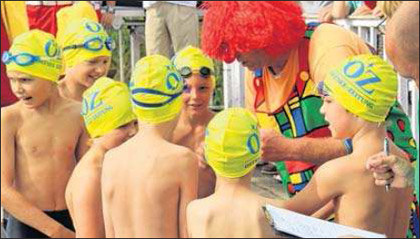 Bevor die Nachwuchsschwimmer mit dem Boot zu Start gefahren werden, schw&ouml;rt Clown Max die Jungen noch einmal ein.